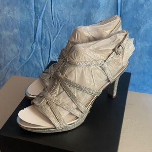 Elegant Silver Strappy Heels sz 9, SL2-138s009